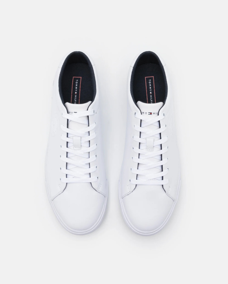 Produktfotos erstellen lassen - Weiße Hilfiger Schuhe